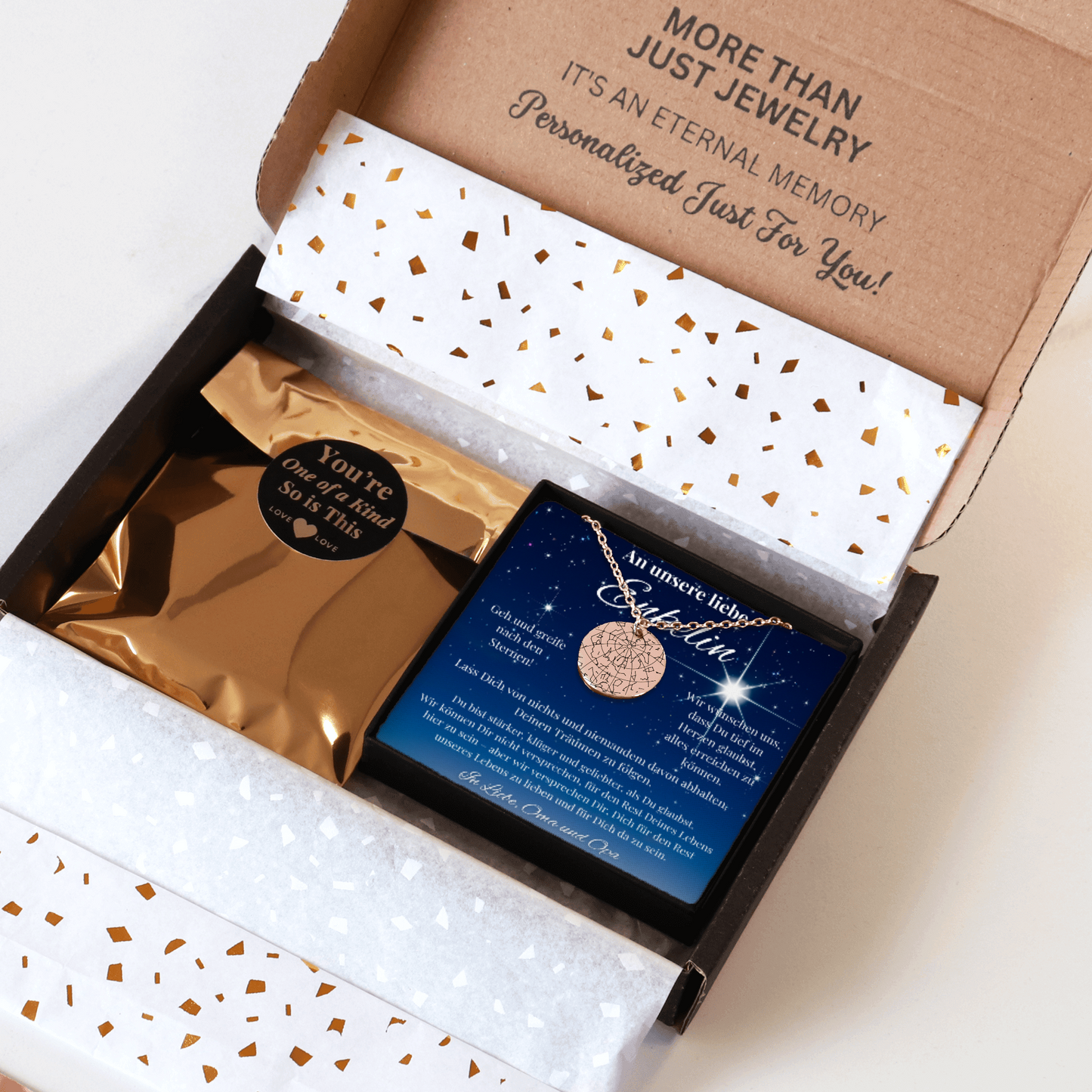 Personalisierte Sternenhimmel Kette für Enkeltochter mit Anhänger, der den Himmel nach Ort und Datum zeigt, präsentiert in eleganter schwarzer Schmuckbox mit dunkelblauem Sternenhimmel-Hintergrund. Ideal als Geschenk von Oma & Opa.