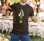 Humorvolles Dubai Bier Funshirt mit pistaziengrüner Bierflasche und orientalischer Kopfbedeckung. Perfektes Dubai Urlaub Shirt für Bierliebhaber, inspiriert von Dubai Schokolade und Pistazien creme Hype. Ideal als Geschenk für Männer.