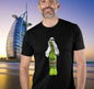 Humorvolles Dubai Bier Funshirt mit pistaziengrüner Bierflasche und orientalischer Kopfbedeckung. Perfektes Dubai Urlaub Shirt für Bierliebhaber, inspiriert von Dubai Schokolade und Pistazien creme Hype. Ideal als Geschenk für Männer.