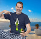 Humorvolles Dubai Bier Funshirt mit pistaziengrüner Bierflasche und orientalischer Kopfbedeckung. Perfektes Dubai Urlaub Shirt für Bierliebhaber, inspiriert von Dubai Schokolade und Pistazien creme Hype. Ideal als Geschenk für Männer.