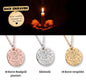Personalisierte Sternenhimmel Kette „Leuchte hell, kleiner Stern“ mit Anhänger, der den Himmel nach Ort und Datum zeigt, präsentiert in eleganter schwarzer Schmuckbox mit dunkelblauem Sternenhimmel-Hintergrund. Ideal als Sternenkind Andenken oder Trauergeschenk.