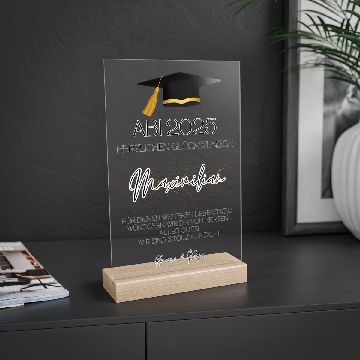 Perfektes Geschenk zum Abschluss
Suchst du ein besonderes Geschenk zum Abschluss für deinen Lieblingsmenschen? Diese edle Acryltafel ist ideal, um Wertschätzung und Stolz auszudrücken. Ob für Abitur, Bachelor oder Masterabschluss – sie macht den Moment unvergesslich. Erhältlich in den Größen 13 x 20 cm und 20 x 30 cm, steht sie sicher auf einem hochwertigen Holzsockel. Mit Talar- oder Doktorhut-Motiv und persönlichem Abschlussdatum wird sie zum Blickfang. Der Text „Für Deinen weiteren Lebensweg wünschen wi