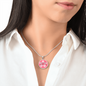 Halskette mit Sakura Blüte und koreanischem Glückssymbol - Personalisierte Geschenke für Frauen und unvergessliche Reiseerinnerungen