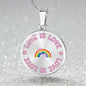 Regenbogen Halskette mit Gravur "Love is Love" Pride Schmuck, ausgefallenes Geschenk LGBT Accessoires, Regenbogen Geschenk für Tochter