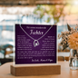Acryltafel mit LED im Holzsockel, einmaliges und exklusives Geschenk für Deine Tochter, kombiniert mit einer eleganten Halskette. Perfekt als emotionales Geschenk für besondere Anlässe wie Geburtstag, Kommunion. Liebevolle Botschaft, die Herzen berührt.