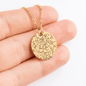 Personalisierte Sternenhimmel Kette „Leuchte hell, kleiner Stern“ mit Anhänger, der den Himmel nach Ort und Datum zeigt, präsentiert in eleganter schwarzer Schmuckbox mit dunkelblauem Sternenhimmel-Hintergrund. Ideal als Sternenkind Andenken oder Trauergeschenk.