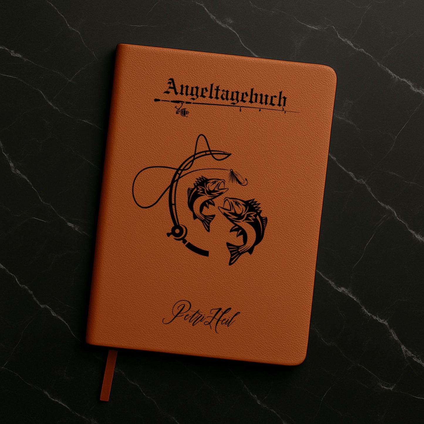 Personalisierbares Angeltagebuch im A5-Format, mit veganem Ledereinband, 200 linierte Seiten, elastischem Verschlussband und Lesezeichen. Perfektes Geschenk für Angler, ideal für Fangberichte und Angelabenteuer. Nachhaltig und stilvoll.