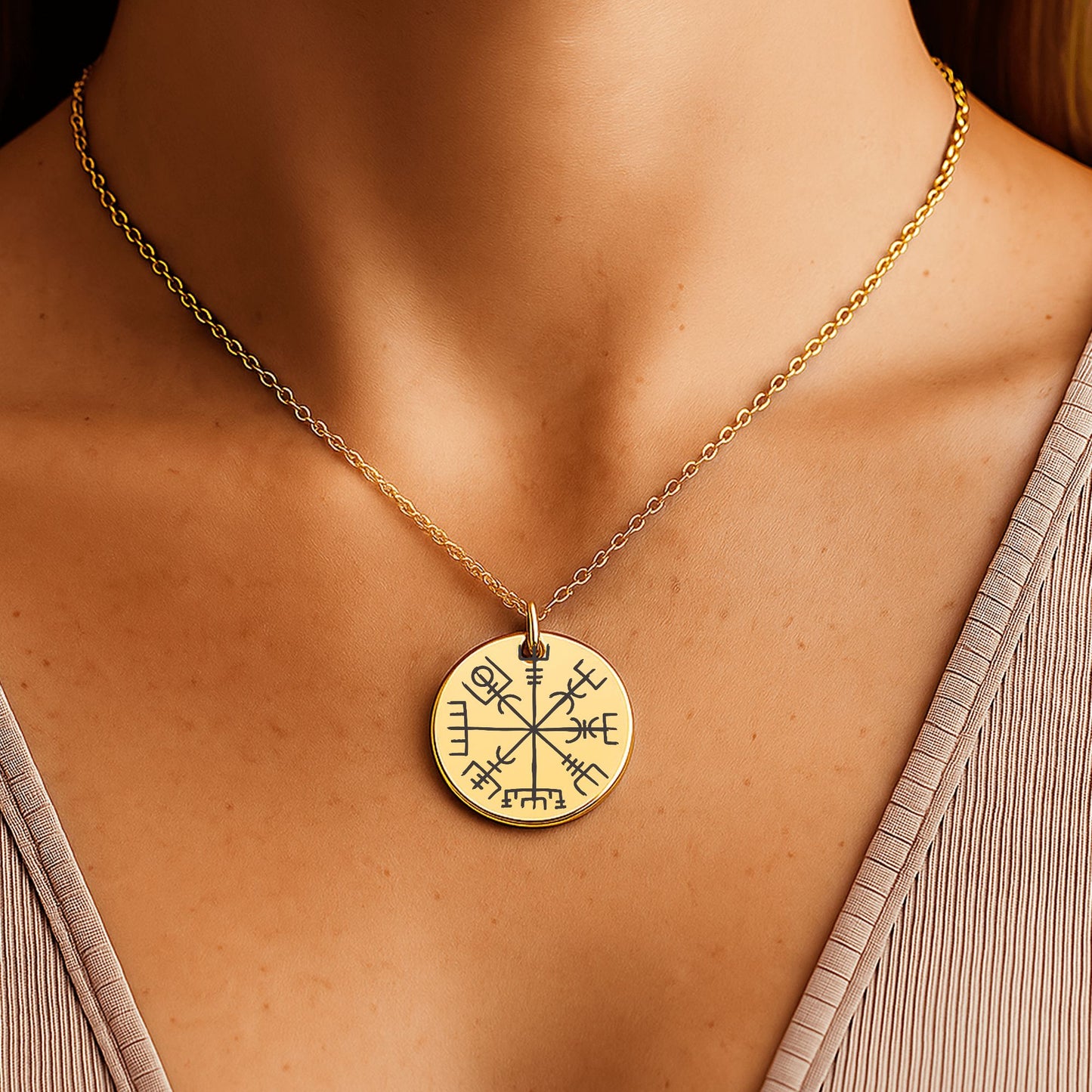 Personalisierte Vegvisir-Halskette aus 18-karätig vergoldetem Edelstahl, inkl. schwarzer Geschenkbox mit romantischer Botschaft an eine „Schildmaid“. Der runde Anhänger zeigt das nordische Vegvisir-Symbol – Sinnbild für Schutz und Orientierung. Die Kette umschließt den Anhänger stilvoll. Die Message unterstreicht Liebe, Stärke und gemeinsame Wege. Ein ideales Geschenk für starke Frauen, die nordische Mythologie lieben – perfekt zum Geburtstag, Jahrestag oder als Zeichen tiefer Verbundenheit.
