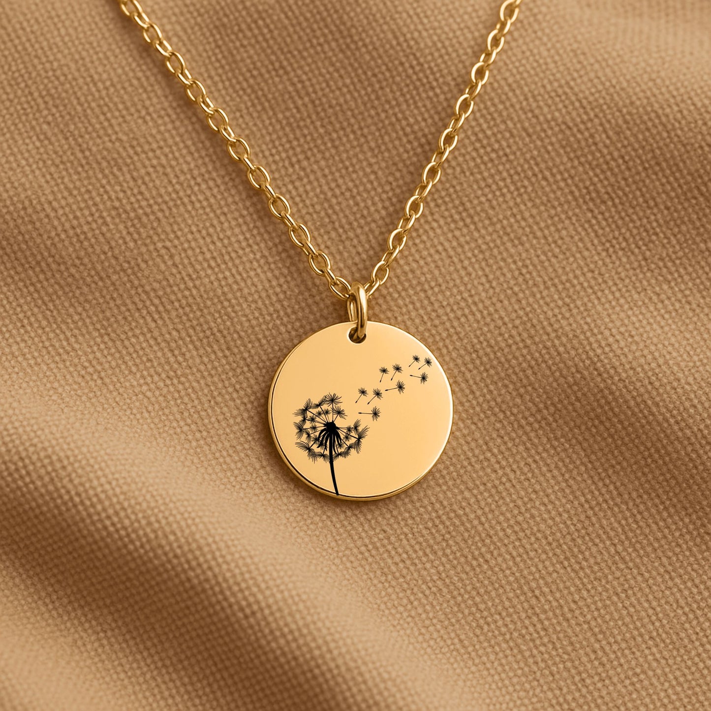 Eine gold Halskette mit runden Anhänger, auf dem eine fein gravierte Windblume abgebildet ist, liegt auf einer weißen Grußkarte in einer schwarzen Schmuckbox. Die Karte trägt die Nachricht: „Liebe Mama – Ohne Dich wäre ich nicht der Mensch, der ich...“ Daneben ist eine zarte Illustration einer Braut. Die 18K vergoldete Edelstahlkette ist 45 cm lang mit 5 cm Verlängerung. Ein emotionales Dankeschön-Geschenk für die Mutter der Braut, liebevoll verpackt und bereit zum Verschenken.