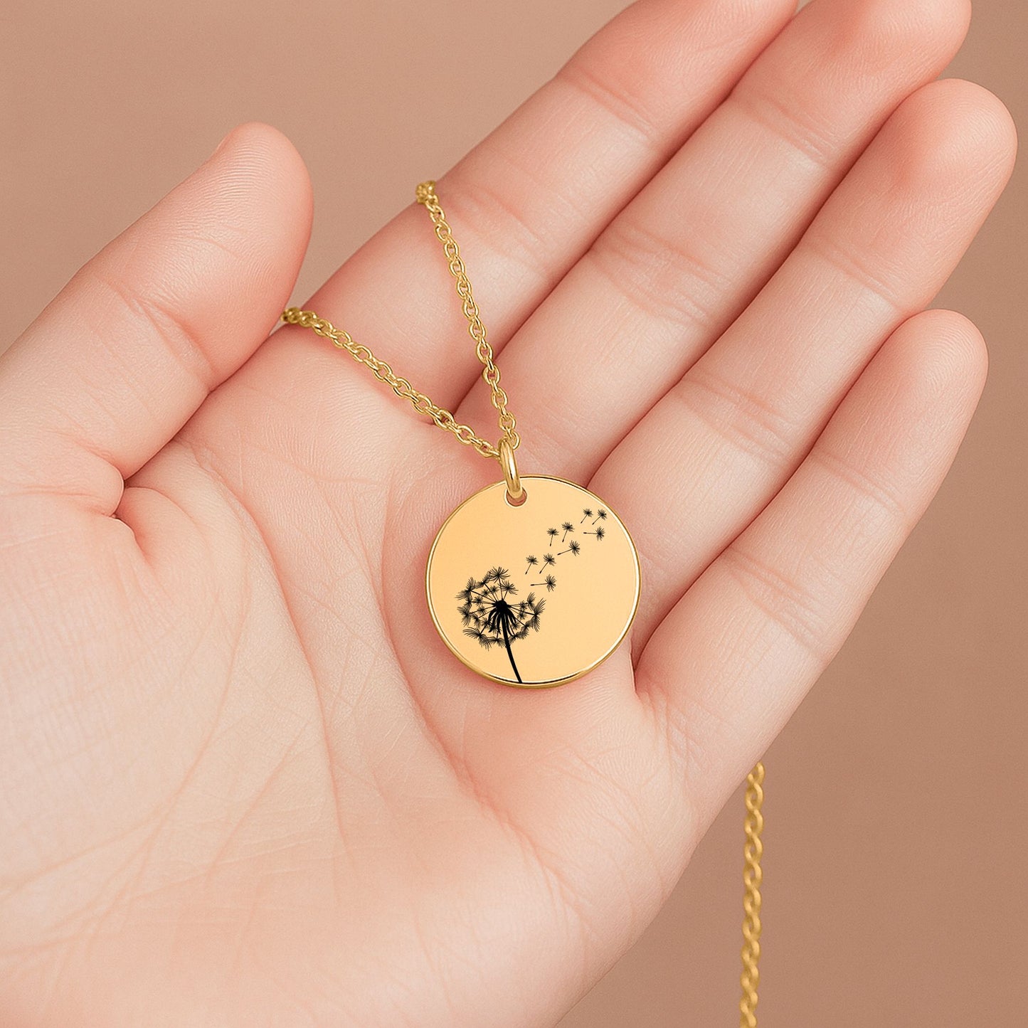 Eine gold Halskette mit runden Anhänger, auf dem eine fein gravierte Windblume abgebildet ist, liegt auf einer weißen Grußkarte in einer schwarzen Schmuckbox. Die Karte trägt die Nachricht: „Liebe Mama – Ohne Dich wäre ich nicht der Mensch, der ich...“ Daneben ist eine zarte Illustration einer Braut. Die 18K vergoldete Edelstahlkette ist 45 cm lang mit 5 cm Verlängerung. Ein emotionales Dankeschön-Geschenk für die Mutter der Braut, liebevoll verpackt und bereit zum Verschenken.