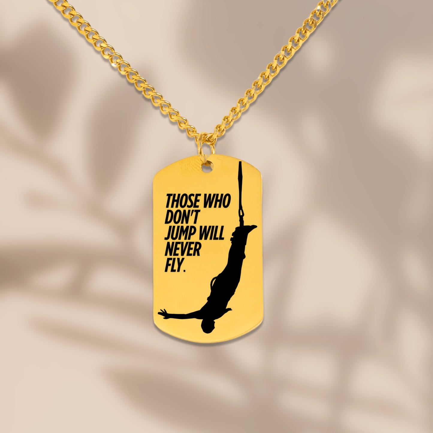Halskette mit personalisiertem Anhänger mit Spruch „Those who don’t jump will never fly“, in schwarzer Schmuckbox mit Grußkarte. Ideal als Zugabe zum Bungee-Gutschein. Geschenk für Abenteurer, Freiheitsliebhaber, Motivations-Schmuck.