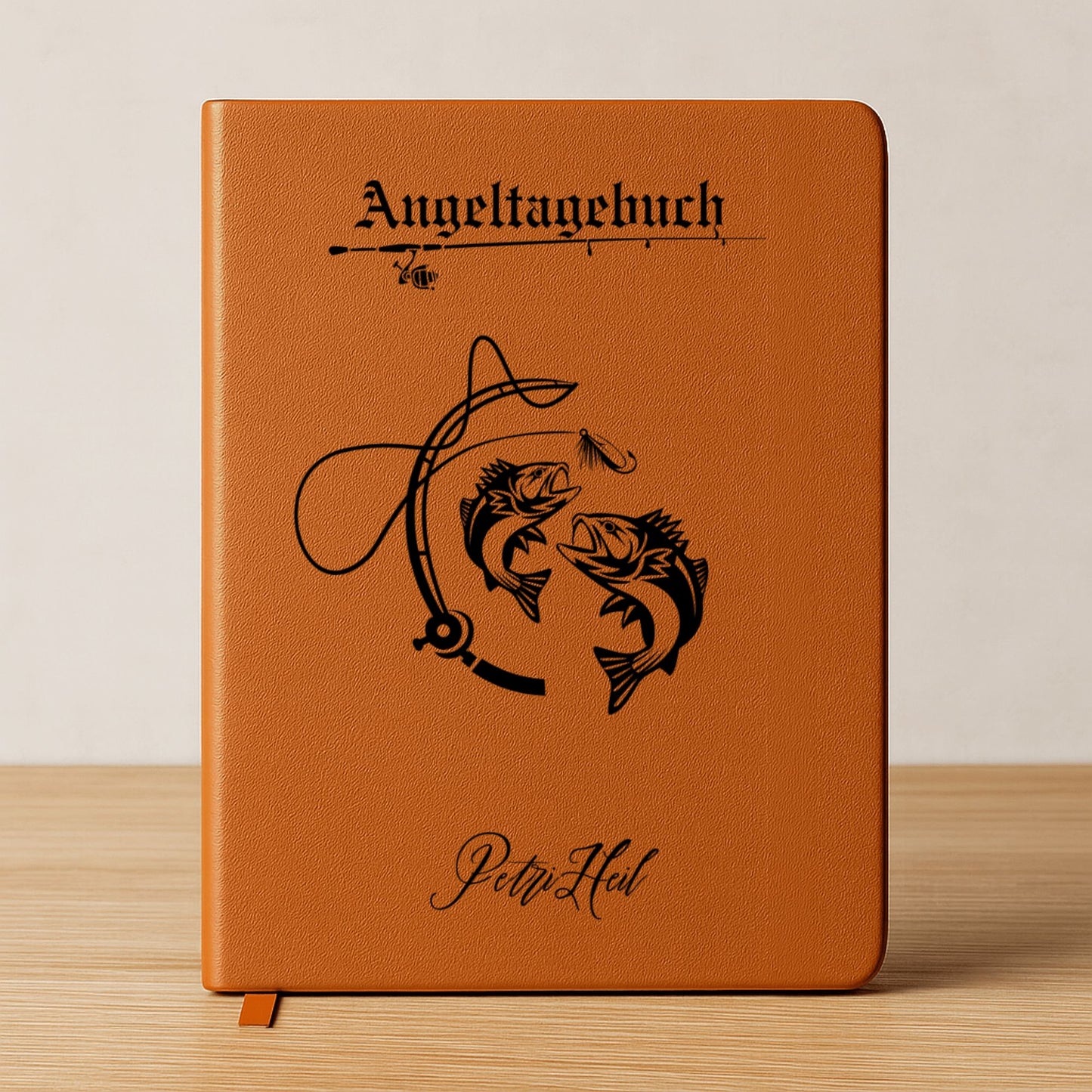 Personalisierbares Angeltagebuch im A5-Format, mit veganem Ledereinband, 200 linierte Seiten, elastischem Verschlussband und Lesezeichen. Perfektes Geschenk für Angler, ideal für Fangberichte und Angelabenteuer. Nachhaltig und stilvoll.