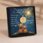 Personalisierte Sternenhimmel Kette „Leuchte hell, kleiner Stern“ mit Anhänger, der den Himmel nach Ort und Datum zeigt, präsentiert in eleganter schwarzer Schmuckbox mit dunkelblauem Sternenhimmel-Hintergrund. Ideal als Sternenkind Andenken oder Trauergeschenk.