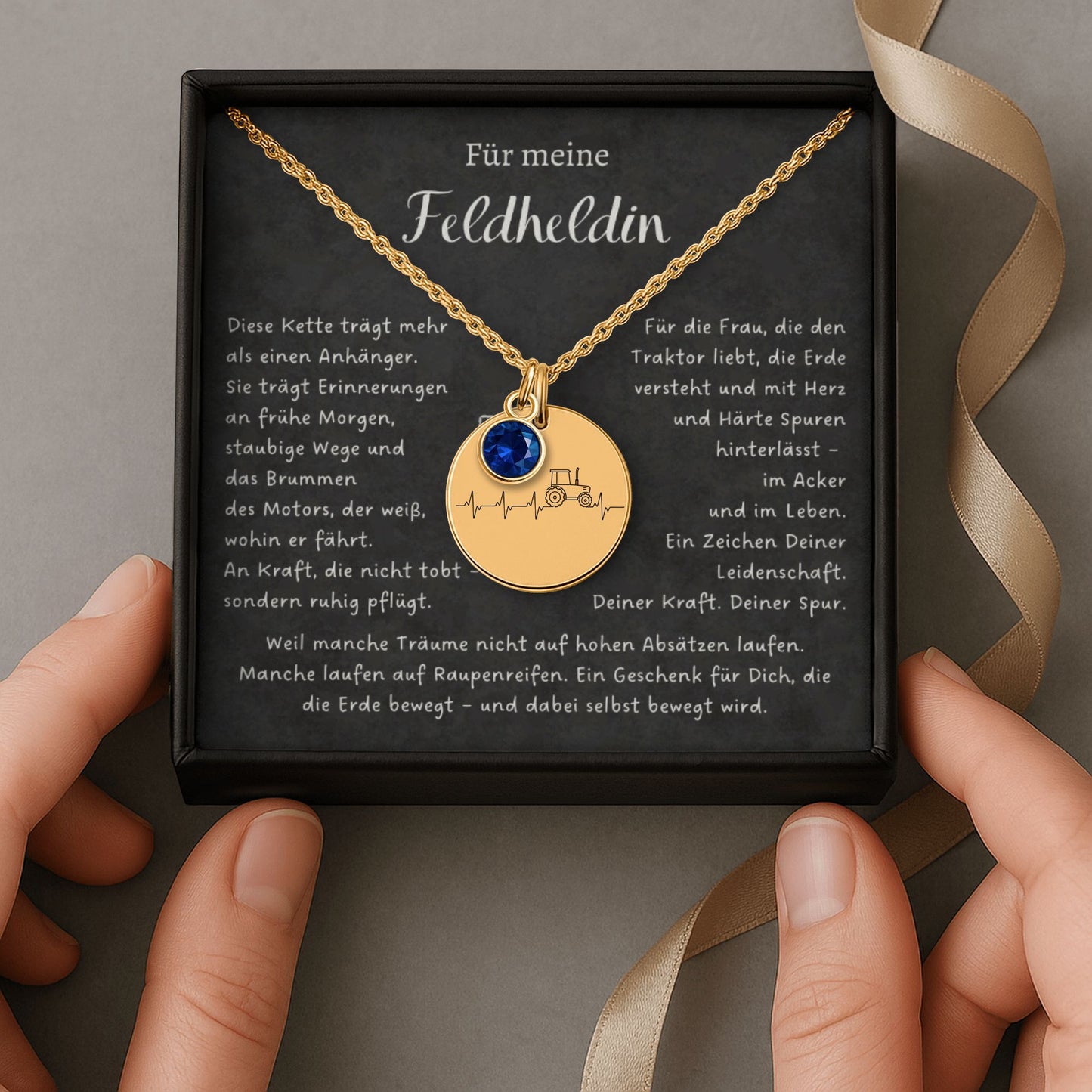 Personalisierte Traktor Halskette mit Geburtsstein aus Edelstahl mit Gravur – perfektes Geschenk für Bäuerinnen. 20x20 mm Herzanhänger mit detailreichem Traktor-Design, 9x6 mm Geburtsstein. Persönliche Gravur auf der Rückseite möglich. In 18 Karat vergoldet, rosévergoldet oder Stahlsilber erhältlich. 45+5 cm Kette – symbolisiert Liebe zum Landleben und Landwirtschaft. Bauernhof-Schmuck mit Präzisions-Lasergravur, langlebig und hautfreundlich.