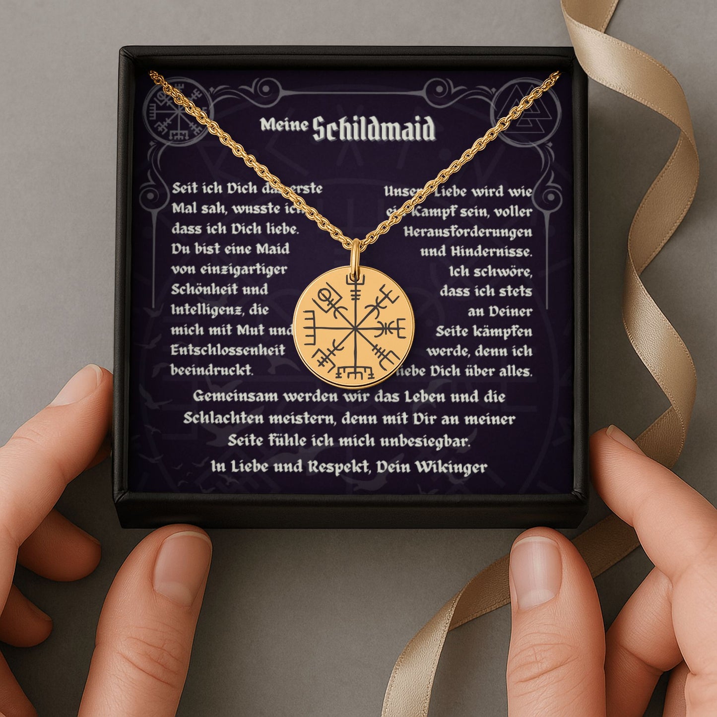 Personalisierte Vegvisir-Halskette aus 18-karätig vergoldetem Edelstahl, inkl. schwarzer Geschenkbox mit romantischer Botschaft an eine „Schildmaid“. Der runde Anhänger zeigt das nordische Vegvisir-Symbol – Sinnbild für Schutz und Orientierung. Die Kette umschließt den Anhänger stilvoll. Die Message unterstreicht Liebe, Stärke und gemeinsame Wege. Ein ideales Geschenk für starke Frauen, die nordische Mythologie lieben – perfekt zum Geburtstag, Jahrestag oder als Zeichen tiefer Verbundenheit.