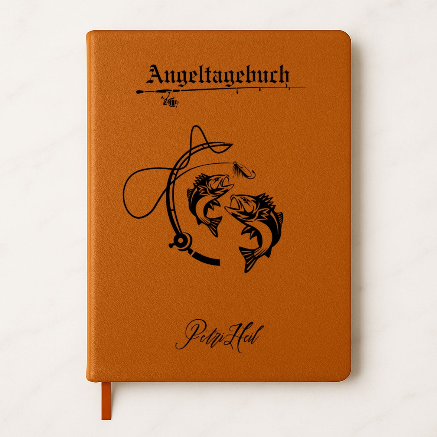 Personalisierbares Angeltagebuch im A5-Format, mit veganem Ledereinband, 200 linierte Seiten, elastischem Verschlussband und Lesezeichen. Perfektes Geschenk für Angler, ideal für Fangberichte und Angelabenteuer. Nachhaltig und stilvoll.
