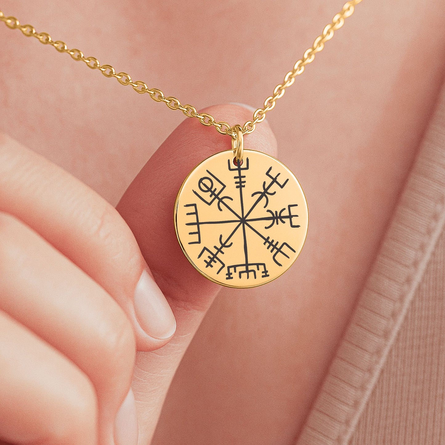 Personalisierte Vegvisir-Halskette aus 18-karätig vergoldetem Edelstahl, inkl. schwarzer Geschenkbox mit romantischer Botschaft an eine „Schildmaid“. Der runde Anhänger zeigt das nordische Vegvisir-Symbol – Sinnbild für Schutz und Orientierung. Die Kette umschließt den Anhänger stilvoll. Die Message unterstreicht Liebe, Stärke und gemeinsame Wege. Ein ideales Geschenk für starke Frauen, die nordische Mythologie lieben – perfekt zum Geburtstag, Jahrestag oder als Zeichen tiefer Verbundenheit.