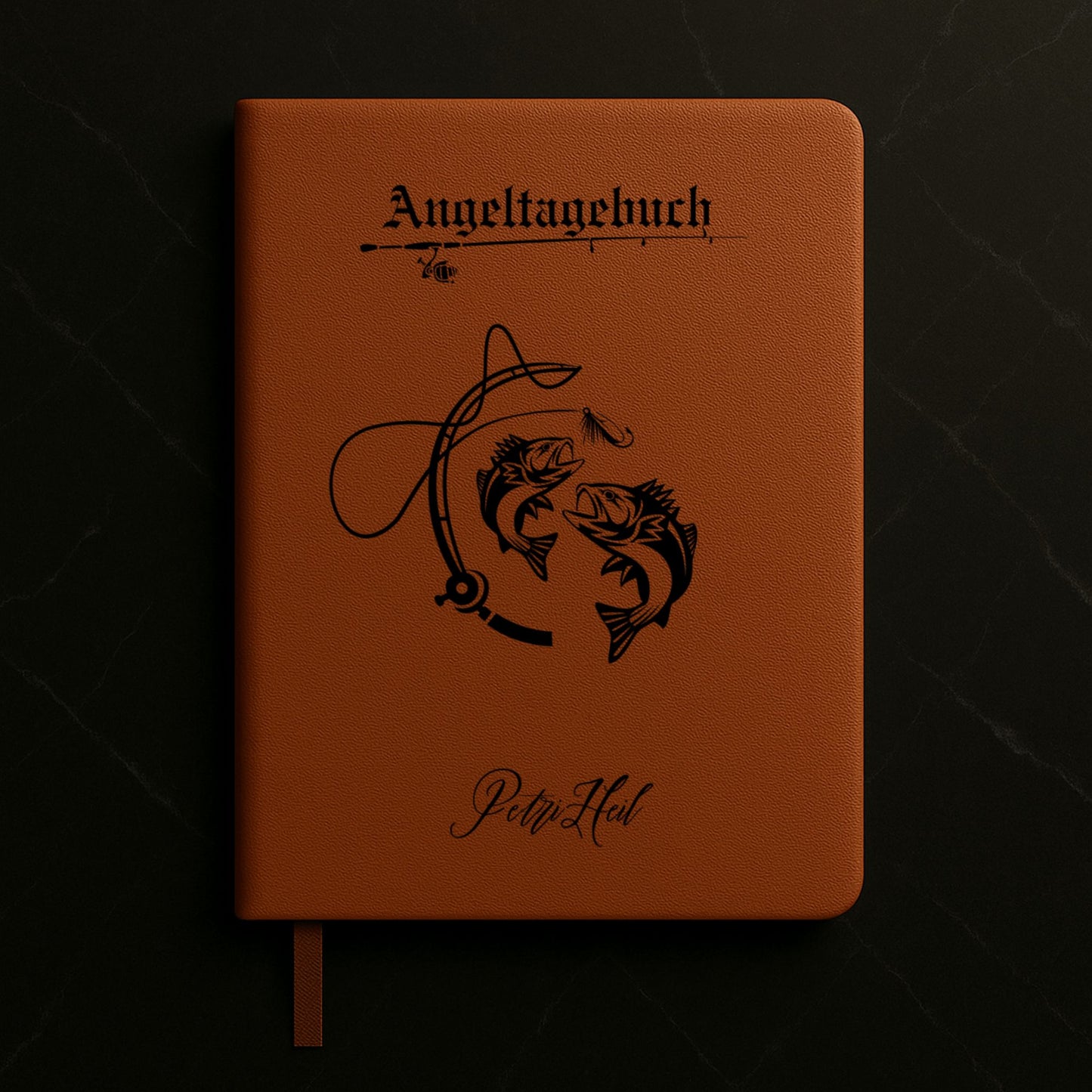 Personalisierbares Angeltagebuch im A5-Format, mit veganem Ledereinband, 200 linierte Seiten, elastischem Verschlussband und Lesezeichen. Perfektes Geschenk für Angler, ideal für Fangberichte und Angelabenteuer. Nachhaltig und stilvoll.