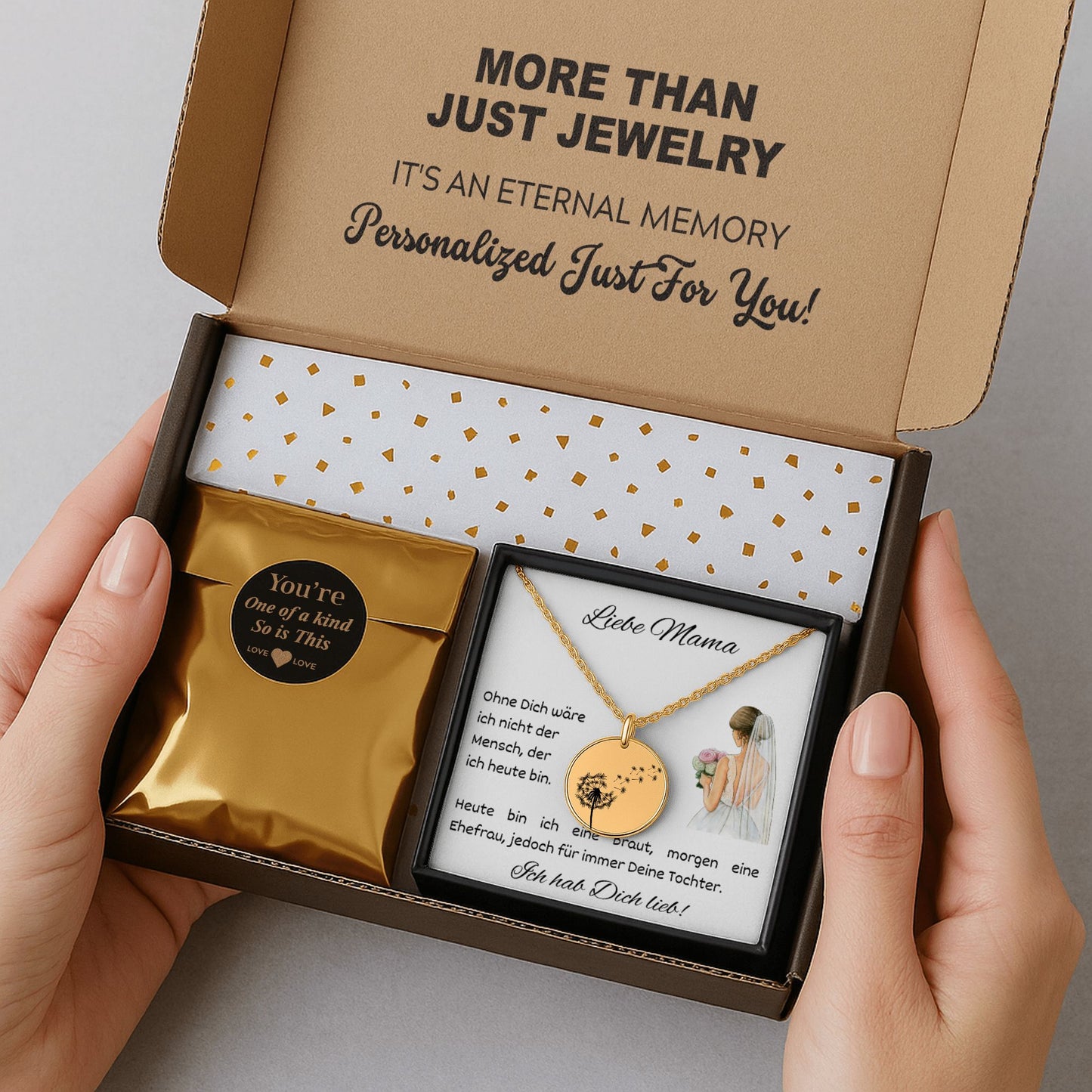 Eine gold Halskette mit runden Anhänger, auf dem eine fein gravierte Windblume abgebildet ist, liegt auf einer weißen Grußkarte in einer schwarzen Schmuckbox. Die Karte trägt die Nachricht: „Liebe Mama – Ohne Dich wäre ich nicht der Mensch, der ich...“ Daneben ist eine zarte Illustration einer Braut. Die 18K vergoldete Edelstahlkette ist 45 cm lang mit 5 cm Verlängerung. Ein emotionales Dankeschön-Geschenk für die Mutter der Braut, liebevoll verpackt und bereit zum Verschenken.