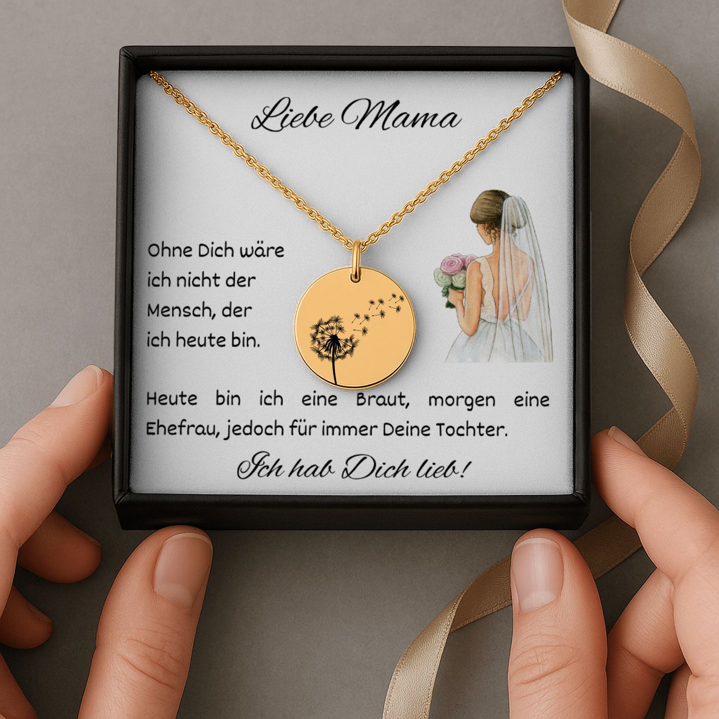 Eine gold Halskette mit runden Anhänger, auf dem eine fein gravierte Windblume abgebildet ist, liegt auf einer weißen Grußkarte in einer schwarzen Schmuckbox. Die Karte trägt die Nachricht: „Liebe Mama – Ohne Dich wäre ich nicht der Mensch, der ich...“ Daneben ist eine zarte Illustration einer Braut. Die 18K vergoldete Edelstahlkette ist 45 cm lang mit 5 cm Verlängerung. Ein emotionales Dankeschön-Geschenk für die Mutter der Braut, liebevoll verpackt und bereit zum Verschenken.