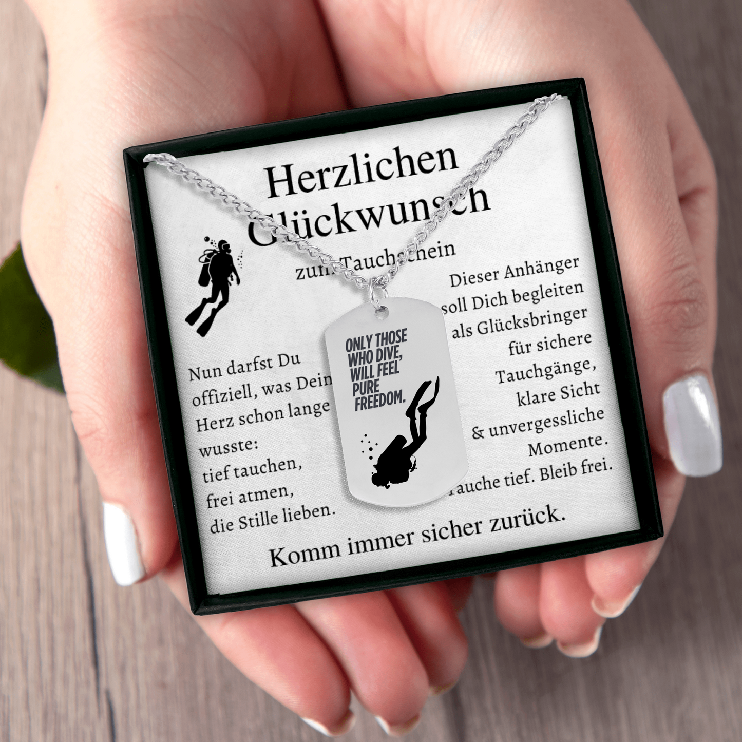 Halskette mit Dog-Tag-Anhänger und Spruch „Only those who dive, will feel pure freedom.“ Silhouette eines Tauchers, eingefasst in einer schwarzen Schmuckbox mit Grußkarte. Herzlichen Glückwunsch zum Tauchschein. Geschenk für Taucher, Tauchreise-Glückbringer, Scuba Diving Jewelry. In 18k Gelb Gold oder Edelstahl Silber erhältlich.
