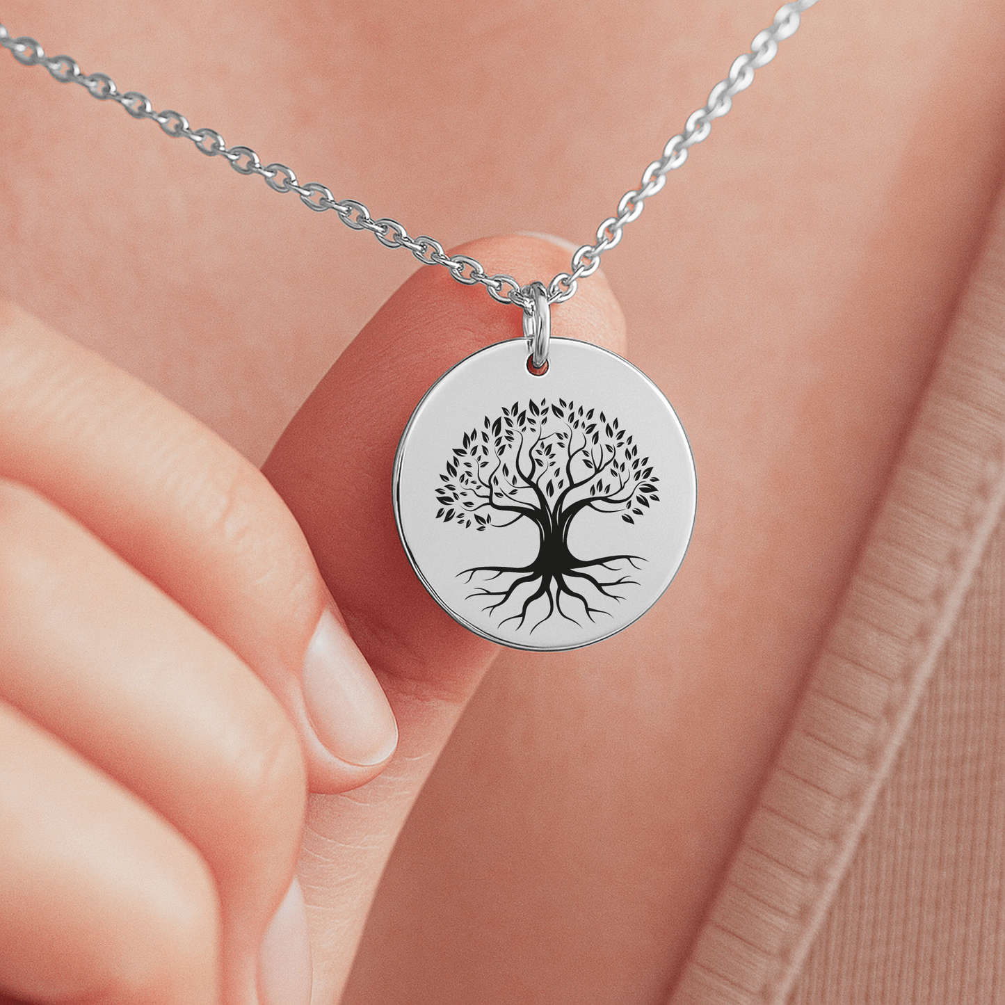 Personalisierte Jugendweihe-Kette mit Anhänger in 3 Varianten, mit graviertem Baumes des Lebens und farbigem Geburtsstein, präsentiert in eleganter schwarzer Geschenkbox mit herausnehmbarer Karte. Ideal als Geschenk zur Jugendweihe für Mädchen von Eltern, Großeltern oder Paten.