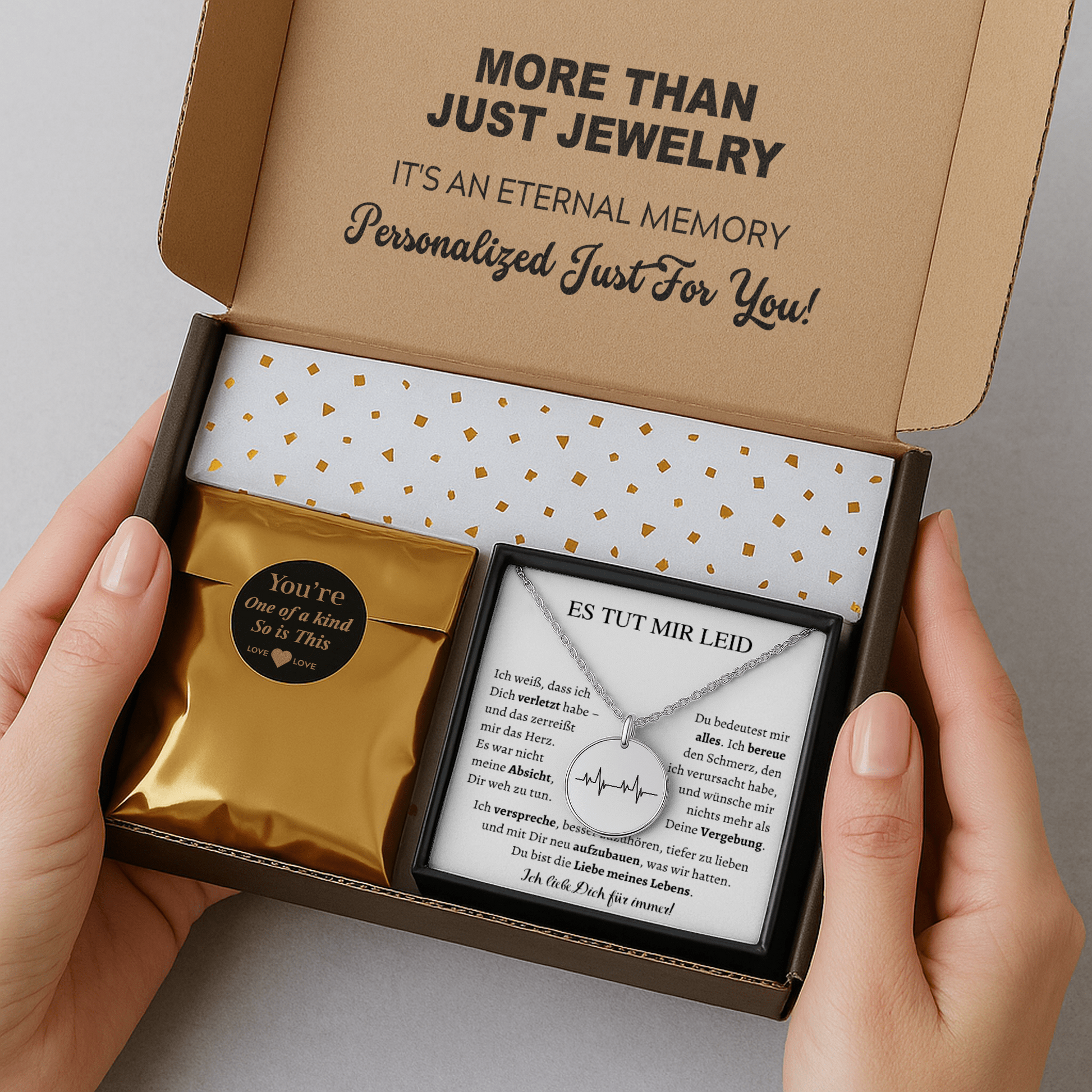 Personalisierte Herzschlag Kette mit Anhänger in Form eines Herzschlags, präsentiert in eleganter schwarzer Schmuckbox. Ideal als Geschenk zur Versöhnung für Partner, Freundin oder Ehefrau.