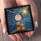 Personalisierte Sternenhimmel Kette „Leuchte hell, kleiner Stern“ mit Anhänger, der den Himmel nach Ort und Datum zeigt, präsentiert in eleganter schwarzer Schmuckbox mit dunkelblauem Sternenhimmel-Hintergrund. Ideal als Sternenkind Andenken oder Trauergeschenk.