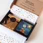Personalisierte Sternenhimmel Kette „Leuchte hell, kleiner Stern“ mit Anhänger, der den Himmel nach Ort und Datum zeigt, präsentiert in eleganter schwarzer Schmuckbox mit dunkelblauem Sternenhimmel-Hintergrund. Ideal als Sternenkind Andenken oder Trauergeschenk.