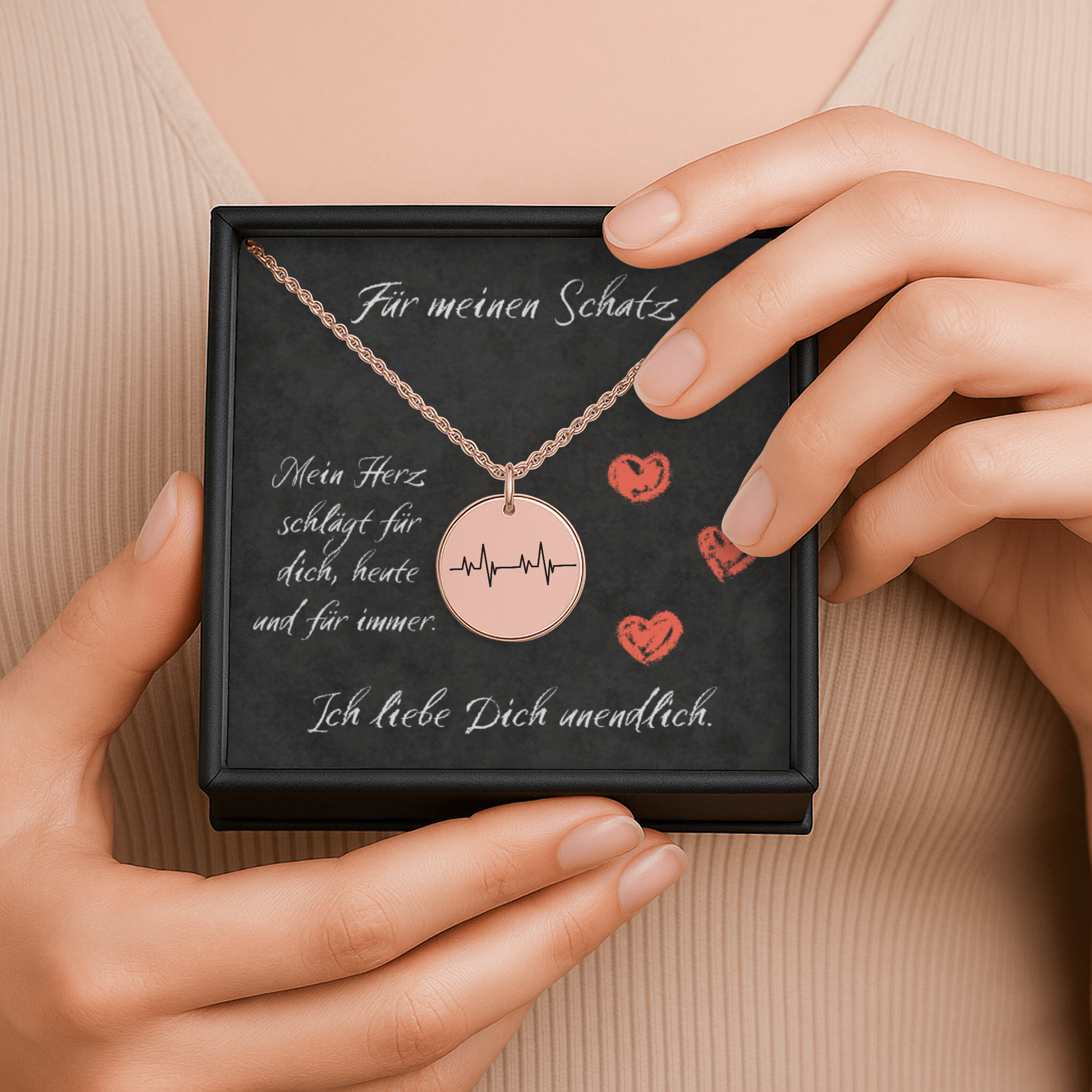 Personalisierte Herzschlag Kette aus Edelstahl in Gold, Silber oder Roségold. Der runde Anhänger mit feiner Herzschlag-Gravur symbolisiert Liebe und Verbundenheit. Geliefert in edler Schmuckbox mit romantischer Karte – ideales Geschenk für Freundin, Ehefrau oder Partner, perfekt zu Weihnachten, Valentinstag oder als Liebesgeschenk.