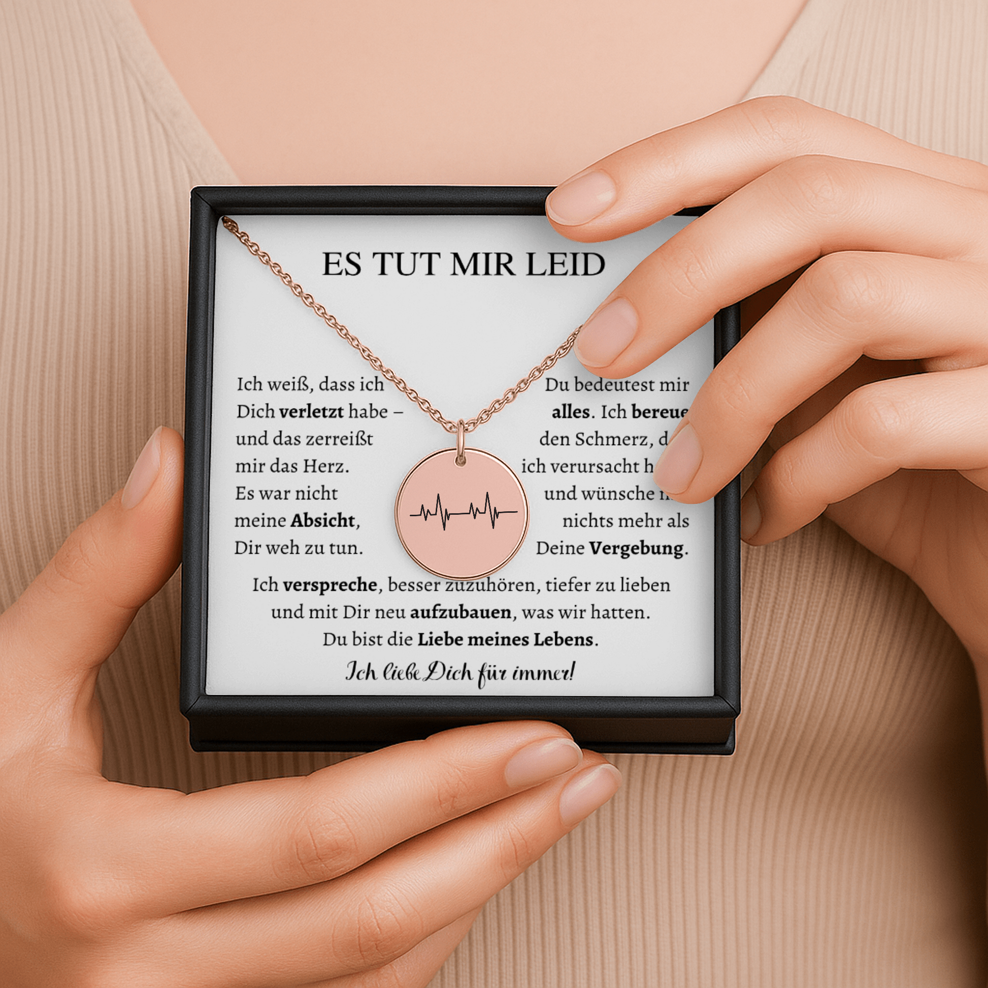 Personalisierte Herzschlag Kette mit Anhänger in Form eines Herzschlags, präsentiert in eleganter schwarzer Schmuckbox. Ideal als Geschenk zur Versöhnung für Partner, Freundin oder Ehefrau.