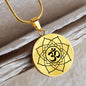 Lotos Blüte Halskette mit Gravur und mit Mantra Aum (Om) Symbol | Chakra Schmuck für Yoga & Entspannung | 8 blättrige Blume der Erleuchtung