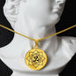 Lotos Blüte Halskette mit Gravur und mit Mantra Aum (Om) Symbol | Chakra Schmuck für Yoga & Entspannung | 8 blättrige Blume der Erleuchtung