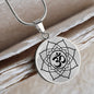 Lotos Blüte Halskette mit Gravur und mit Mantra Aum (Om) Symbol | Chakra Schmuck für Yoga & Entspannung | 8 blättrige Blume der Erleuchtung