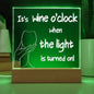Wein Geschenk Acrylbild 'It's wine o'clock when the light is turned on!', Premium-Acryl mit Druck, stilvolle Tischlampe, Geschenkidee