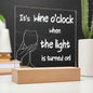Wein Geschenk Acrylbild 'It's wine o'clock when the light is turned on!', Premium-Acryl mit Druck, stilvolle Tischlampe, Geschenkidee