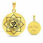 Lotos Blüte Halskette mit Gravur und mit Mantra Aum (Om) Symbol | Chakra Schmuck für Yoga & Entspannung | 8 blättrige Blume der Erleuchtung