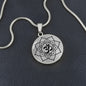 Lotos Blüte Halskette mit Gravur und mit Mantra Aum (Om) Symbol | Chakra Schmuck für Yoga & Entspannung | 8 blättrige Blume der Erleuchtung