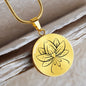 Lotos Blume Halskette mit Gravur für Yoga & Chakren | Lotos Schmuck für Seelenwachstum und Entspannung | Blume der Erleuchtung filigran