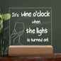 Wein Geschenk Acrylbild 'It's wine o'clock when the light is turned on!', Premium-Acryl mit Druck, stilvolle Tischlampe, Geschenkidee