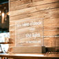 Wein Geschenk Acrylbild 'It's wine o'clock when the light is turned on!', Premium-Acryl mit Druck, stilvolle Tischlampe, Geschenkidee