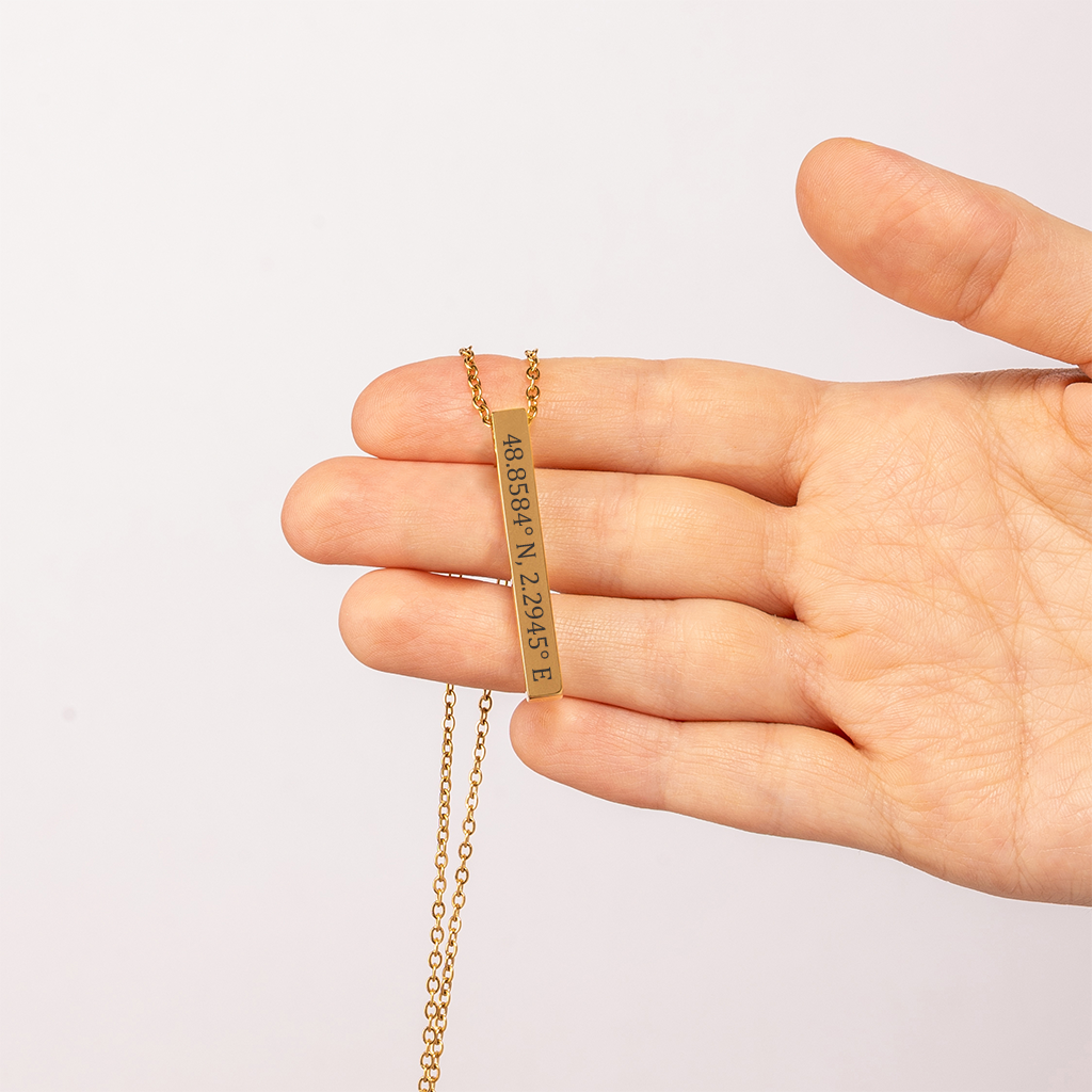 Verewigen Sie einen besonderen Ort oder Moment Ihres Lebens mit einer individuellen Koordinaten-Halskette – mehr als nur Schmuck, sondern ein ewiger emotionaler Begleiter. Ob Treffpunkt mit dem Seelenverwandten, Heimatstadt oder Traumreiseziel: Wählen Sie den Ort, fügen Sie optional eine persönliche Nachricht hinzu, und erhalten Sie eine handgefertigte Halskette aus Edelstahl in Silber, Gold oder Roségold. Perfekt als herzliches Geschenk für Jubiläen, Geburtstage oder Paare. Schnelle Produktion, weltweiter