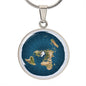Runde, personalisierbare Halskette mit Alexander Gleason Karte der flachen Erde als Anhänger. Detailreiches Design mit Antarktis-Eisring. Perfektes Geschenk für Anhänger der Flache-Erde-Theorie oder als auffälliges Accessoire in Gold oder Silber.