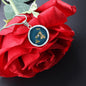 Runde, personalisierbare Halskette mit Alexander Gleason Karte der flachen Erde als Anhänger. Detailreiches Design mit Antarktis-Eisring. Perfektes Geschenk für Anhänger der Flache-Erde-Theorie oder als auffälliges Accessoire in Gold oder Silber.
