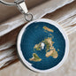 Runde, personalisierbare Halskette mit Alexander Gleason Karte der flachen Erde als Anhänger. Detailreiches Design mit Antarktis-Eisring. Perfektes Geschenk für Anhänger der Flache-Erde-Theorie oder als auffälliges Accessoire in Gold oder Silber.