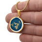 Runde, personalisierbare Halskette mit Alexander Gleason Karte der flachen Erde als Anhänger. Detailreiches Design mit Antarktis-Eisring. Perfektes Geschenk für Anhänger der Flache-Erde-Theorie oder als auffälliges Accessoire in Gold oder Silber.