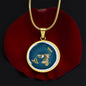 Runde, personalisierbare Halskette mit Alexander Gleason Karte der flachen Erde als Anhänger. Detailreiches Design mit Antarktis-Eisring. Perfektes Geschenk für Anhänger der Flache-Erde-Theorie oder als auffälliges Accessoire in Gold oder Silber.