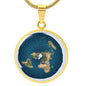 Runde, personalisierbare Halskette mit Alexander Gleason Karte der flachen Erde als Anhänger. Detailreiches Design mit Antarktis-Eisring. Perfektes Geschenk für Anhänger der Flache-Erde-Theorie oder als auffälliges Accessoire in Gold oder Silber.