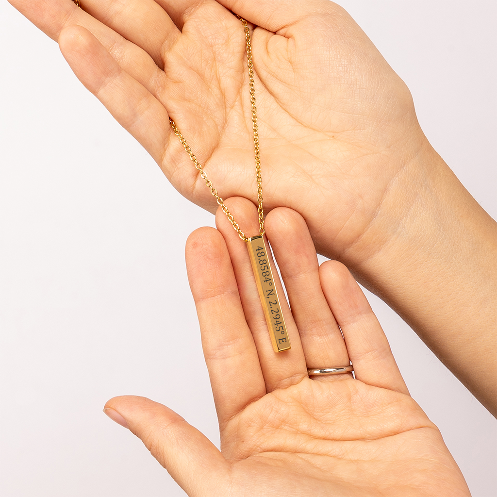 Verewigen Sie einen besonderen Ort oder Moment Ihres Lebens mit einer individuellen Koordinaten-Halskette – mehr als nur Schmuck, sondern ein ewiger emotionaler Begleiter. Ob Treffpunkt mit dem Seelenverwandten, Heimatstadt oder Traumreiseziel: Wählen Sie den Ort, fügen Sie optional eine persönliche Nachricht hinzu, und erhalten Sie eine handgefertigte Halskette aus Edelstahl in Silber, Gold oder Roségold. Perfekt als herzliches Geschenk für Jubiläen, Geburtstage oder Paare. Schnelle Produktion, weltweiter