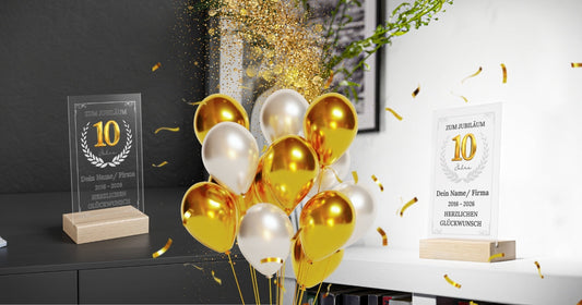 Personalisierte Acryltafel als hochwertiges Mitarbeiterjubiläum Geschenk mit personalisierter Grafik